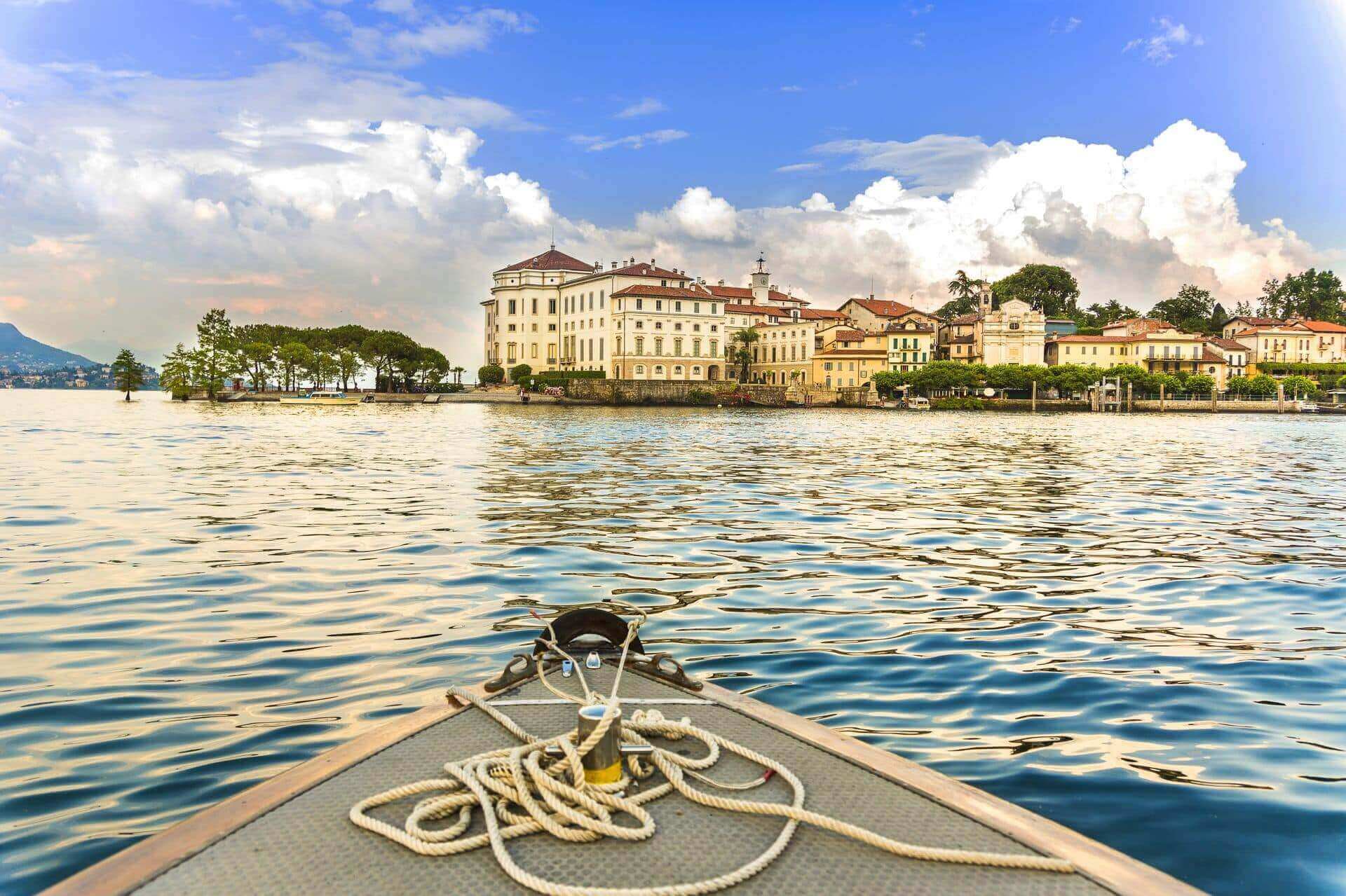 Chegada de barco à Isola Bella, visita obrigatória em um roteiro no Piemonte.