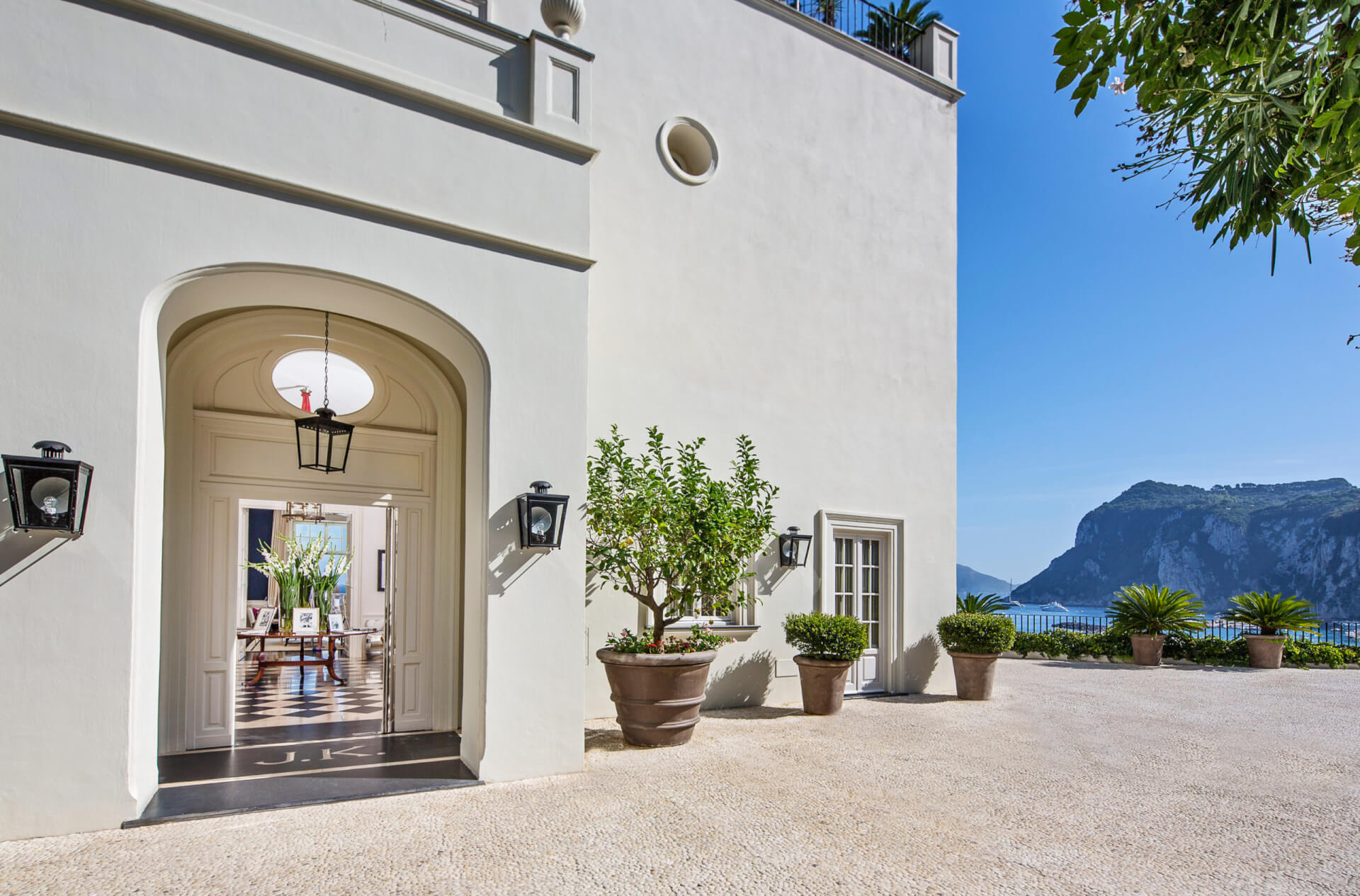 Fachada e vista do mar no JK Place em Capri, um dos hotéis 5 estrelas na Itália