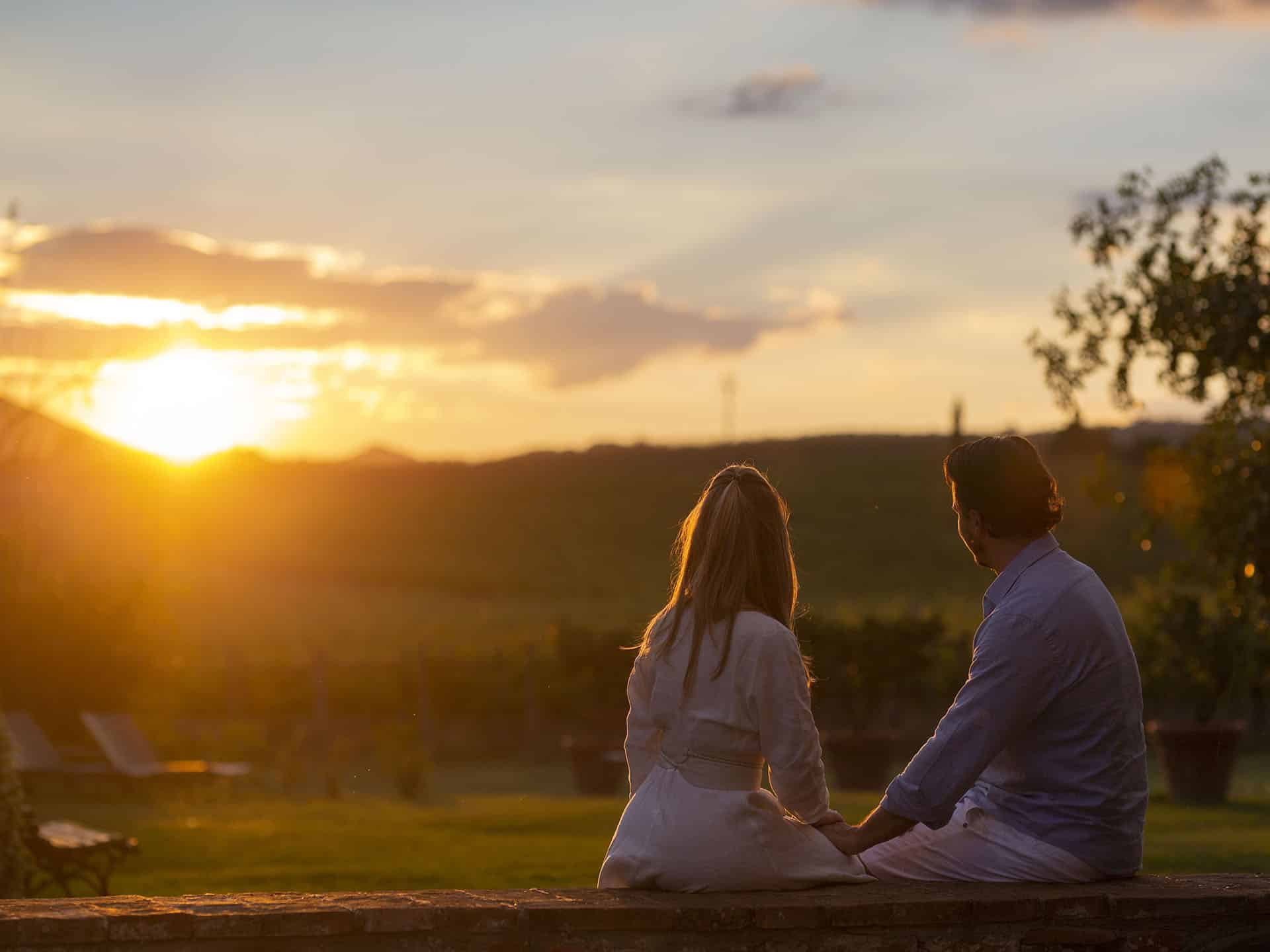 Casal assistindo ao pôr do sol na Toscana
