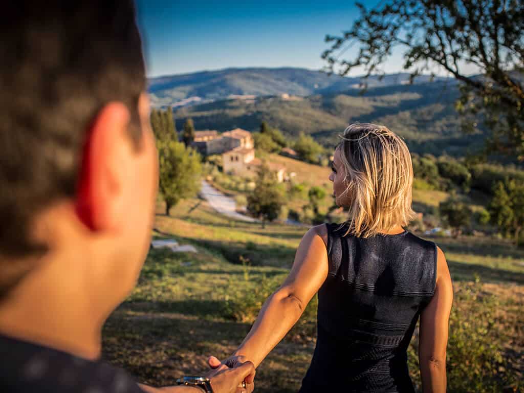 casal em clima de romance durante lua de mela na Toscana